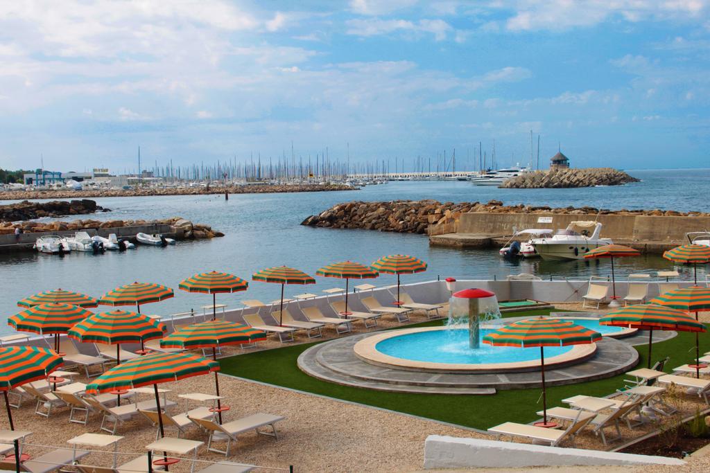 Mercure Civitavecchia Sunbay Park Hotel Esterno foto